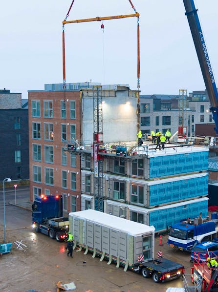 Dronefoto af montering af elementer i MiniCO2 Etagehus PRÆFAB