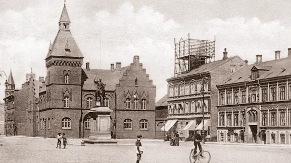 Torvet ca. 1905 med Ambergs ting- og arresthus og rytterstatuen af Christian 9.