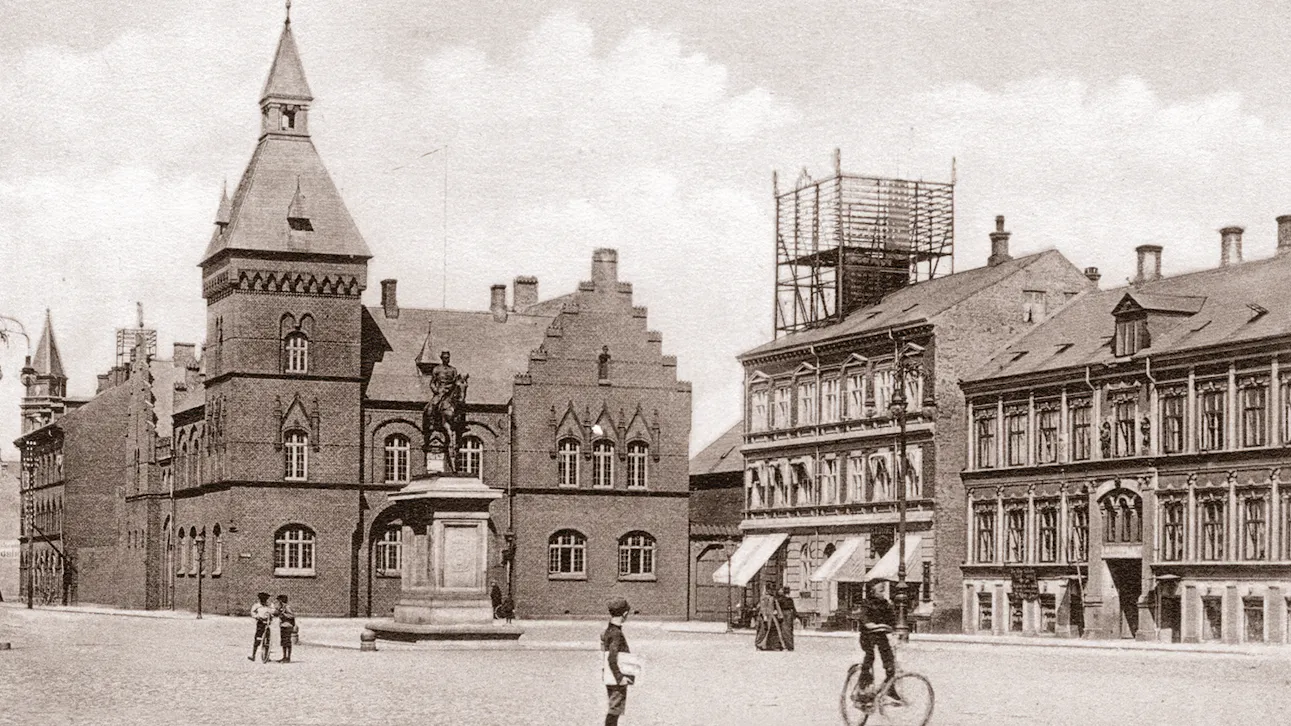 Torvet ca. 1905 med Ambergs ting- og arresthus og rytterstatuen af Christian 9.