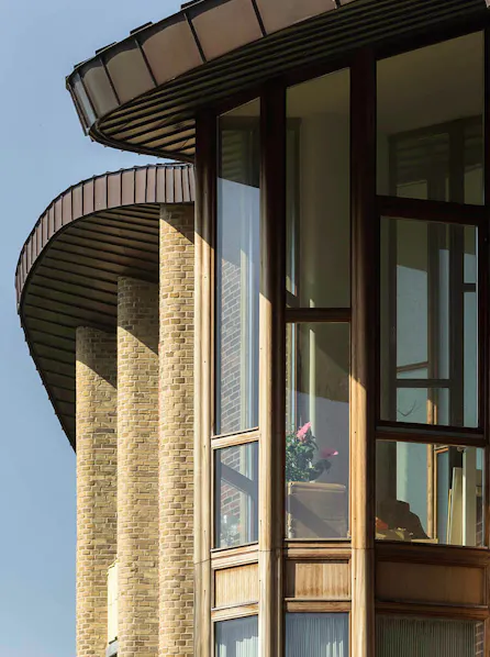 Detalje af Bispebjerg Bakkes buede facade. 