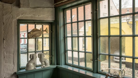 Vinduer mod gaden i Priors Hus.