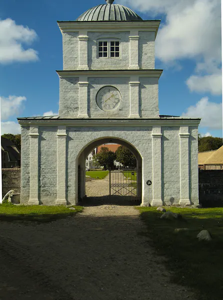 Porttårnet på er opført af Peder Tang i 1790. Tårnet er opført efter hollandsk forbillede med en lille blytækket kuppel.