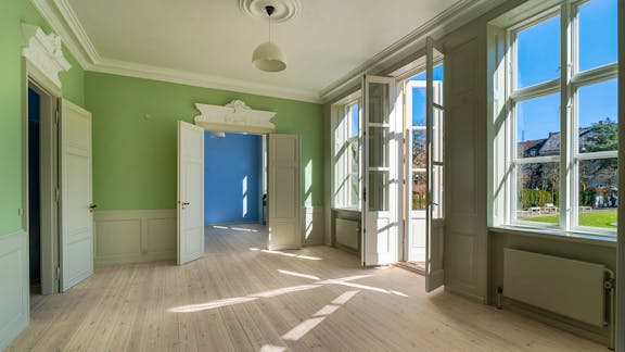 En af stuerne, som er malet i senklassicismens farver og med udgang til haveanlægget.