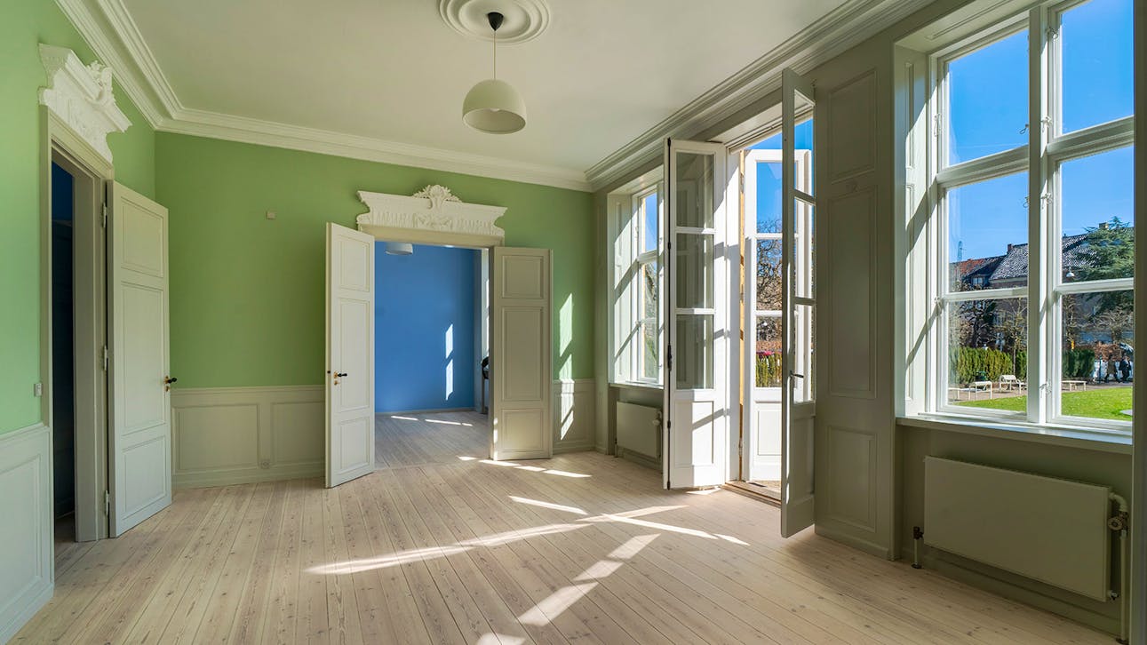 En af stuerne, som er malet i senklassicismens farver og med udgang til haveanlægget.