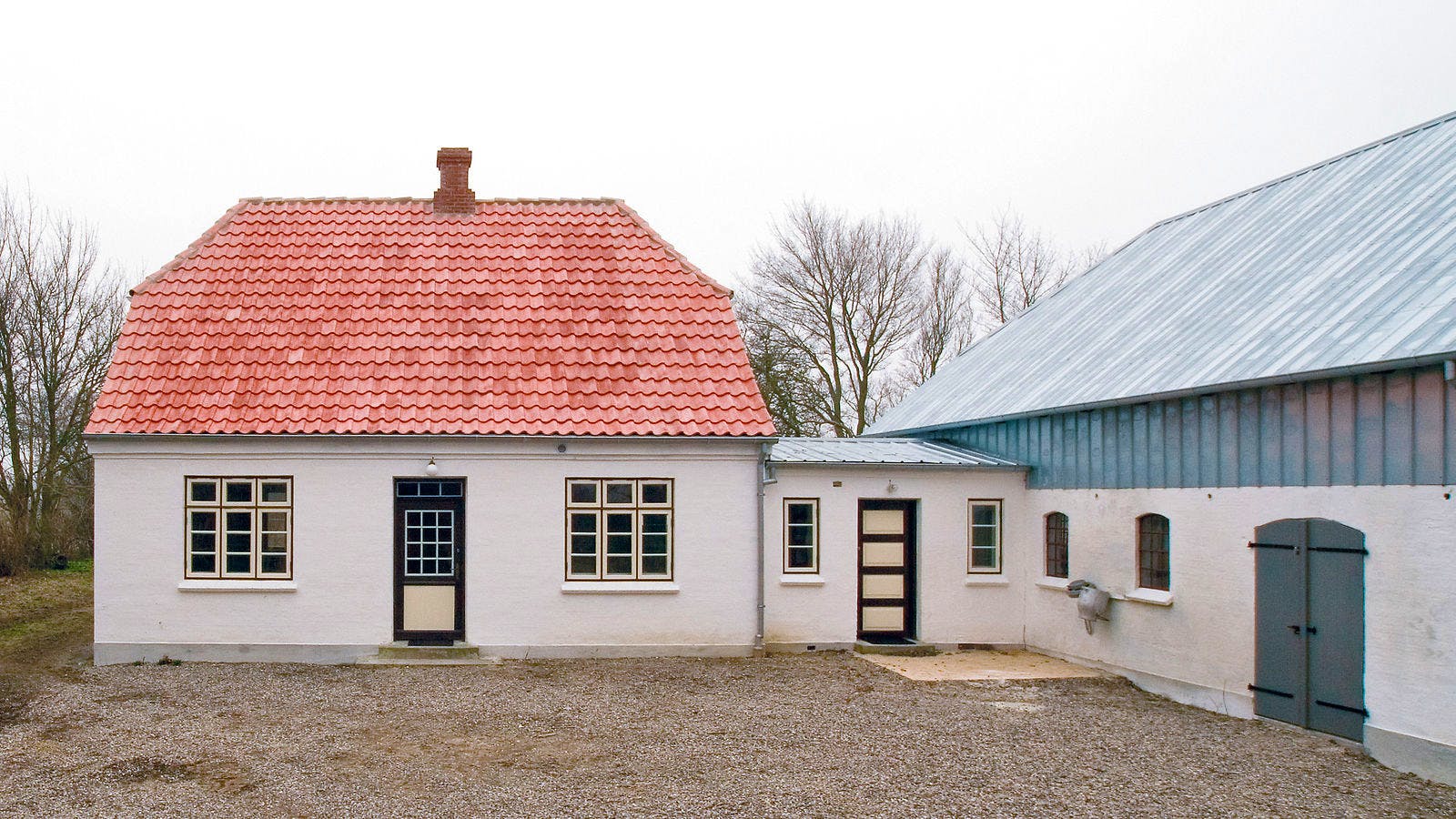 Fra indkørslen på Skovbøllingvej møder gårdspladsen hvor ejendommen ligger i kanten. 
