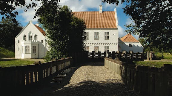 Udsigten fra ladegårdsanlægget, når man kommer til den snoede bro foran borgen.