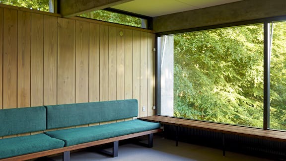 Den lave, flade sofa hører til huset og er sat fast i væggen. Den var i 1958 en markant anderledes møbeltype end traditionelle sofaer.