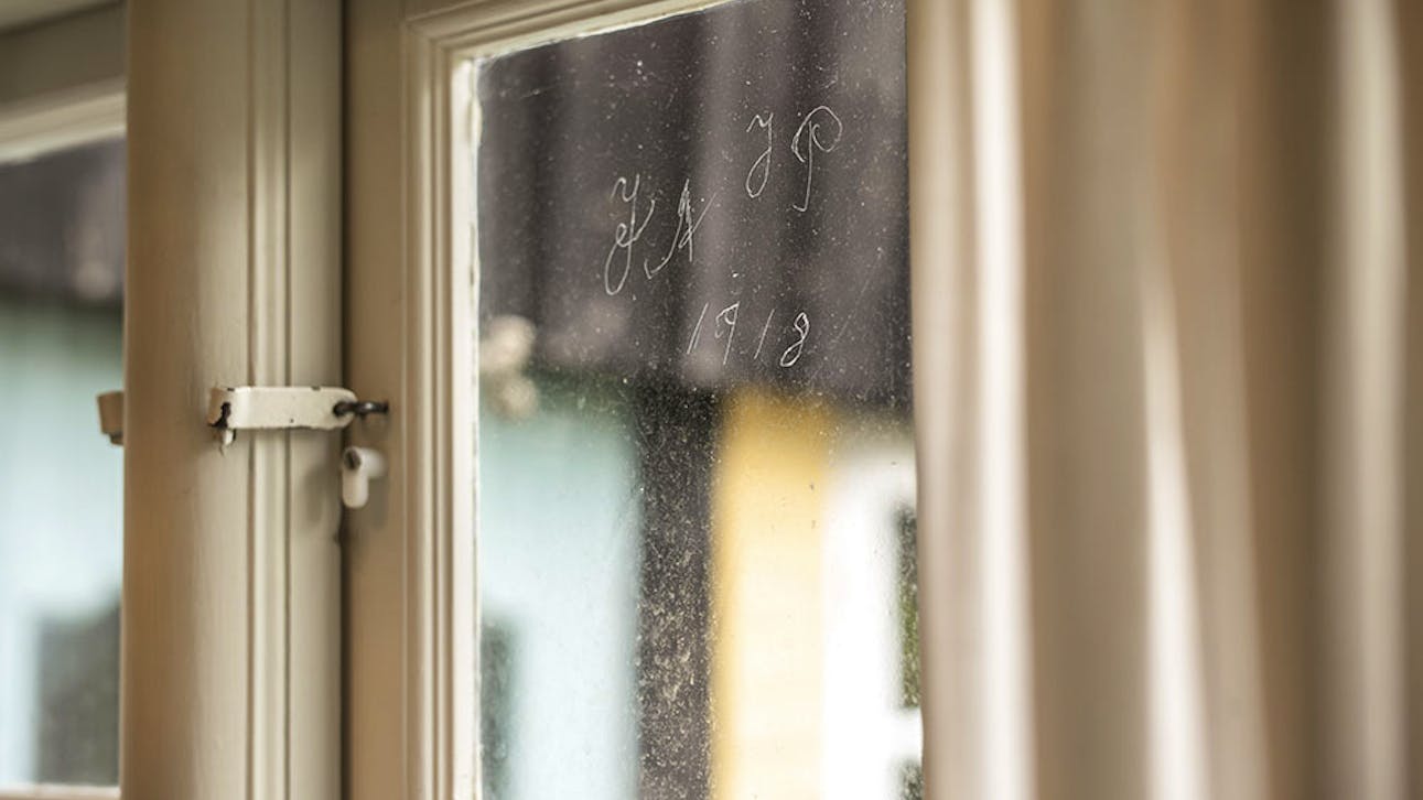 Indridset navn i en af ruderne fra Priors Hus, år 1918.