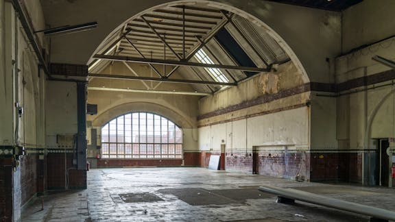 Den oprindelige maskinhal i Rønne Gl. Elværk og Badeanstalt før restaurering – januar 2025.