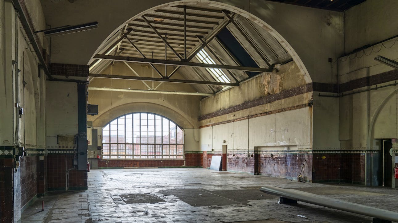 Den oprindelige maskinhal i Rønne Gl. Elværk og Badeanstalt før restaurering – januar 2025.