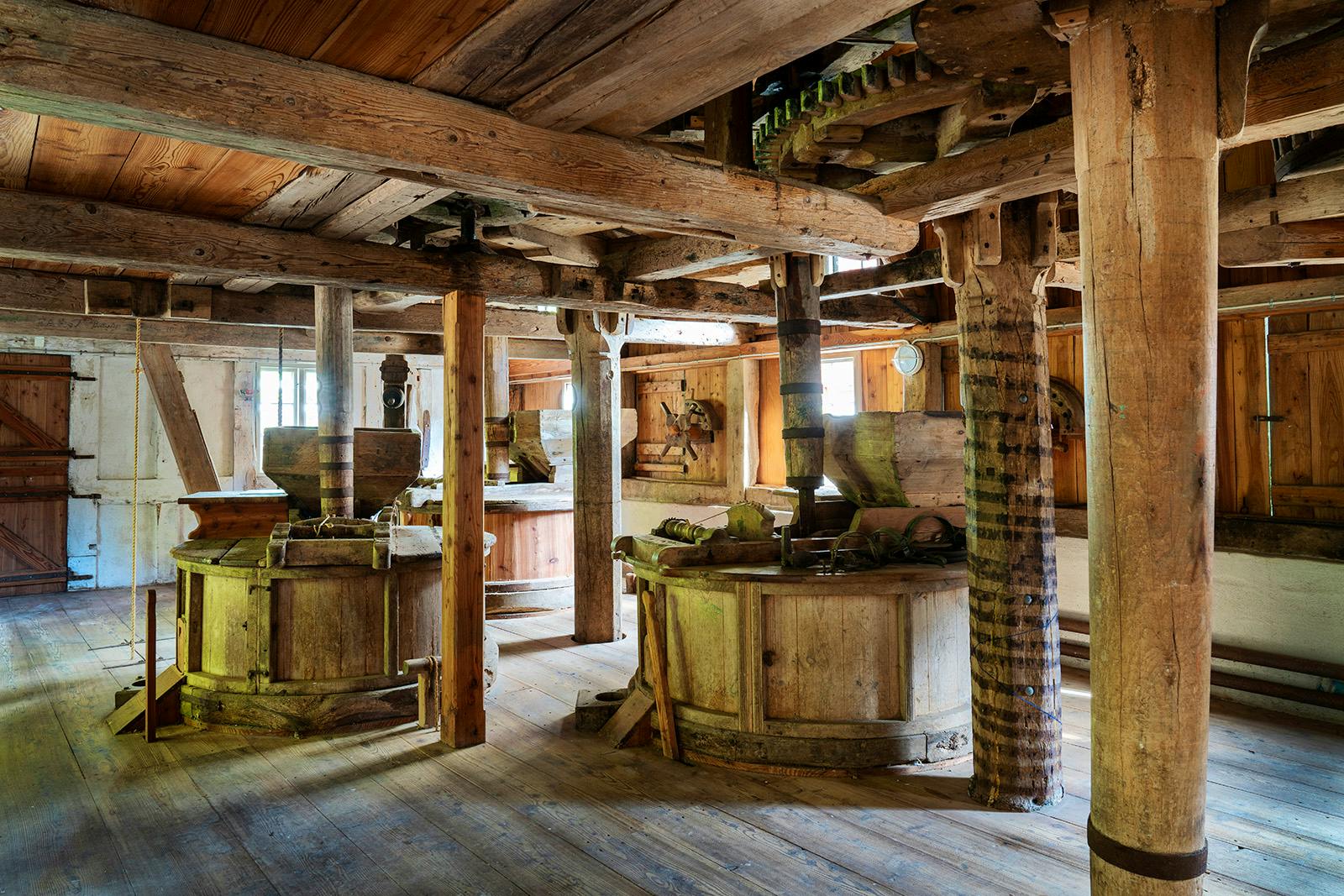 Mølleriet med kværne og gangtøj i træ.