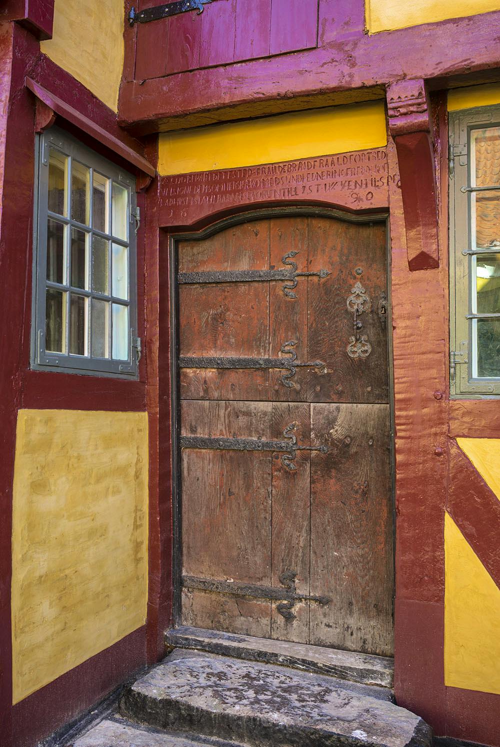 Den mere end 300 år gamle hoveddør i Priors Hus er malet med okseblod.