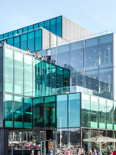 Et glashjørne på BLOX viser bygningens moderne og kantede design.