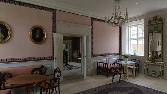 Under flere lag tapet i empirestuen på Nørre Vosborg sad det originale velourtapet fra Frankrig fra 1802. I dag pryder tapetet igen stuen.