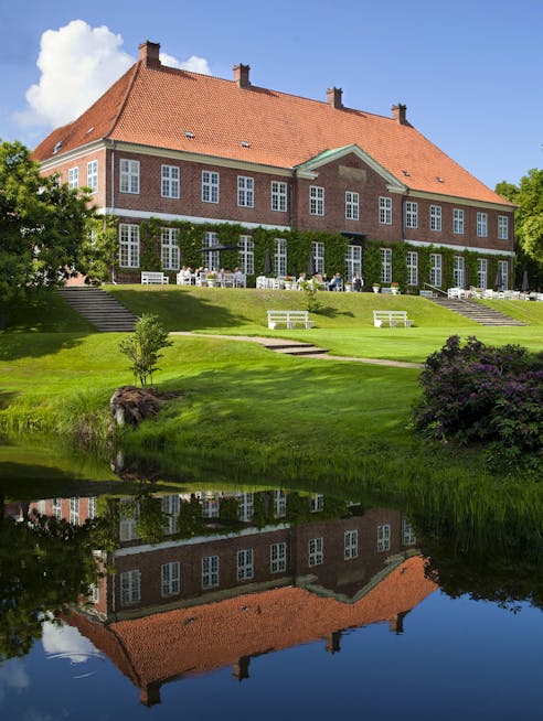 Hindsgavl Slot er omgivet af en romantisk slotspark med snoede stier, gamle træer og små lysthuse.