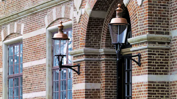 Facade med klassiske væglamper på Bindesbølls Rådhus i Thisted.
