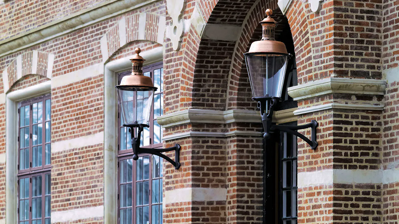 Facade med klassiske væglamper på Bindesbølls Rådhus i Thisted.