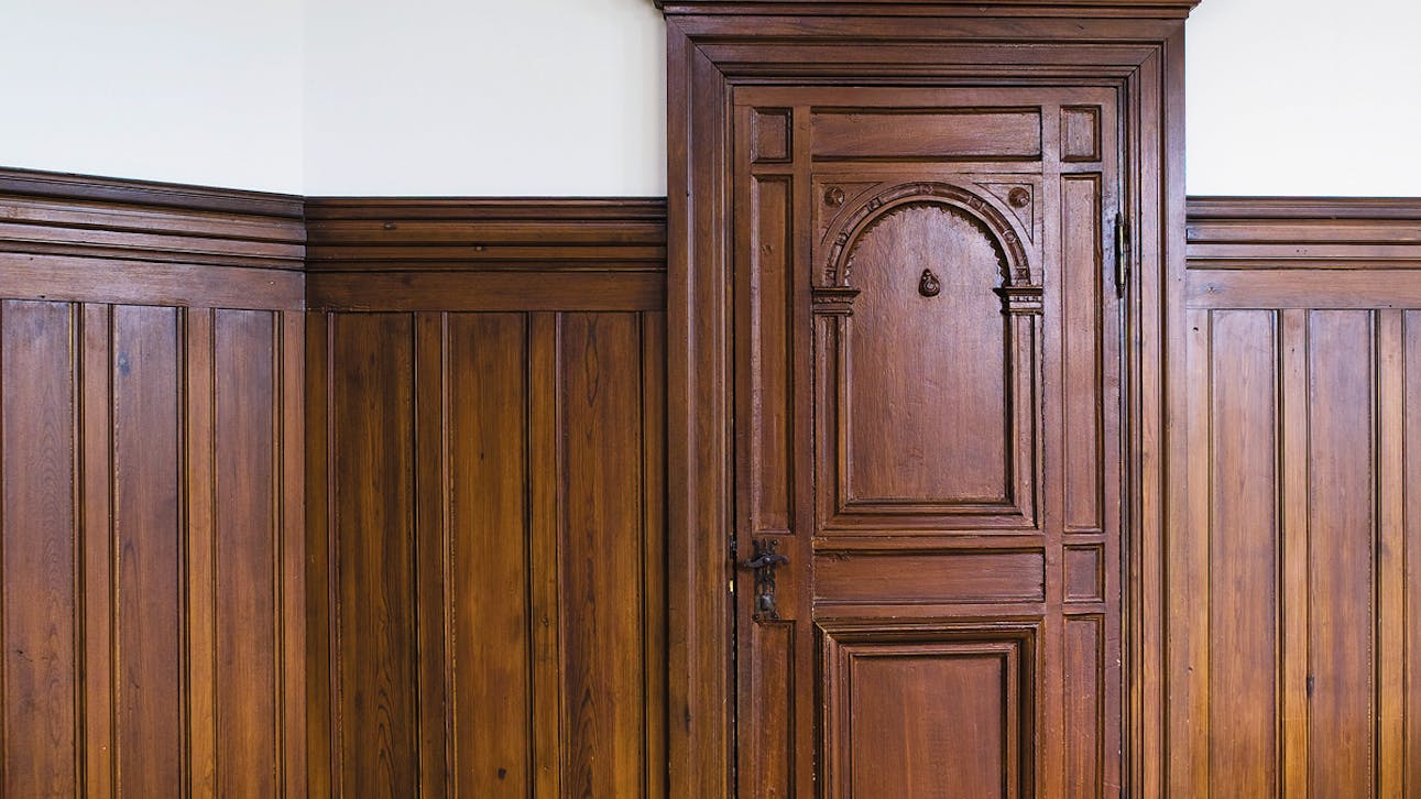 Lejligheden på første sal er kendetegnet ved høje vægpaneler fra ombygningen i 1902–07.