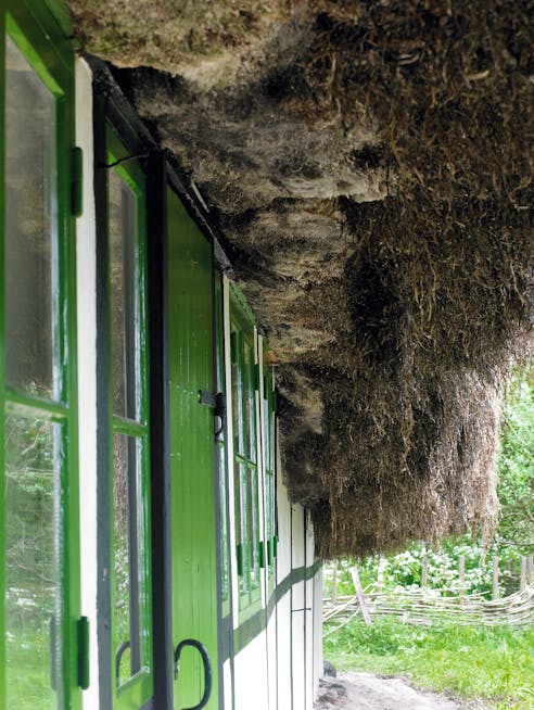 Facade tæt på Kalines tanghus på Læsø med detaljer i bindingsværk og tangtag.