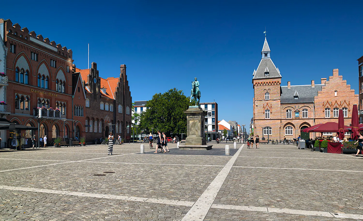 Torvet i Esbjerg med Ambergs ting- og arresthus og rytterstatue i centrum.