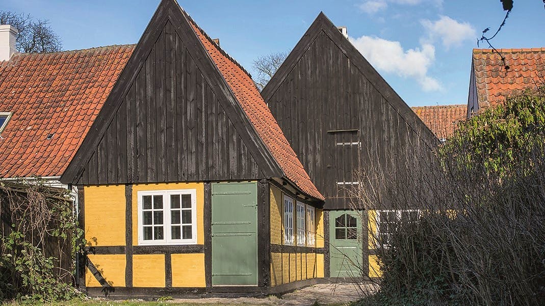 Priors hus set fra haven. 