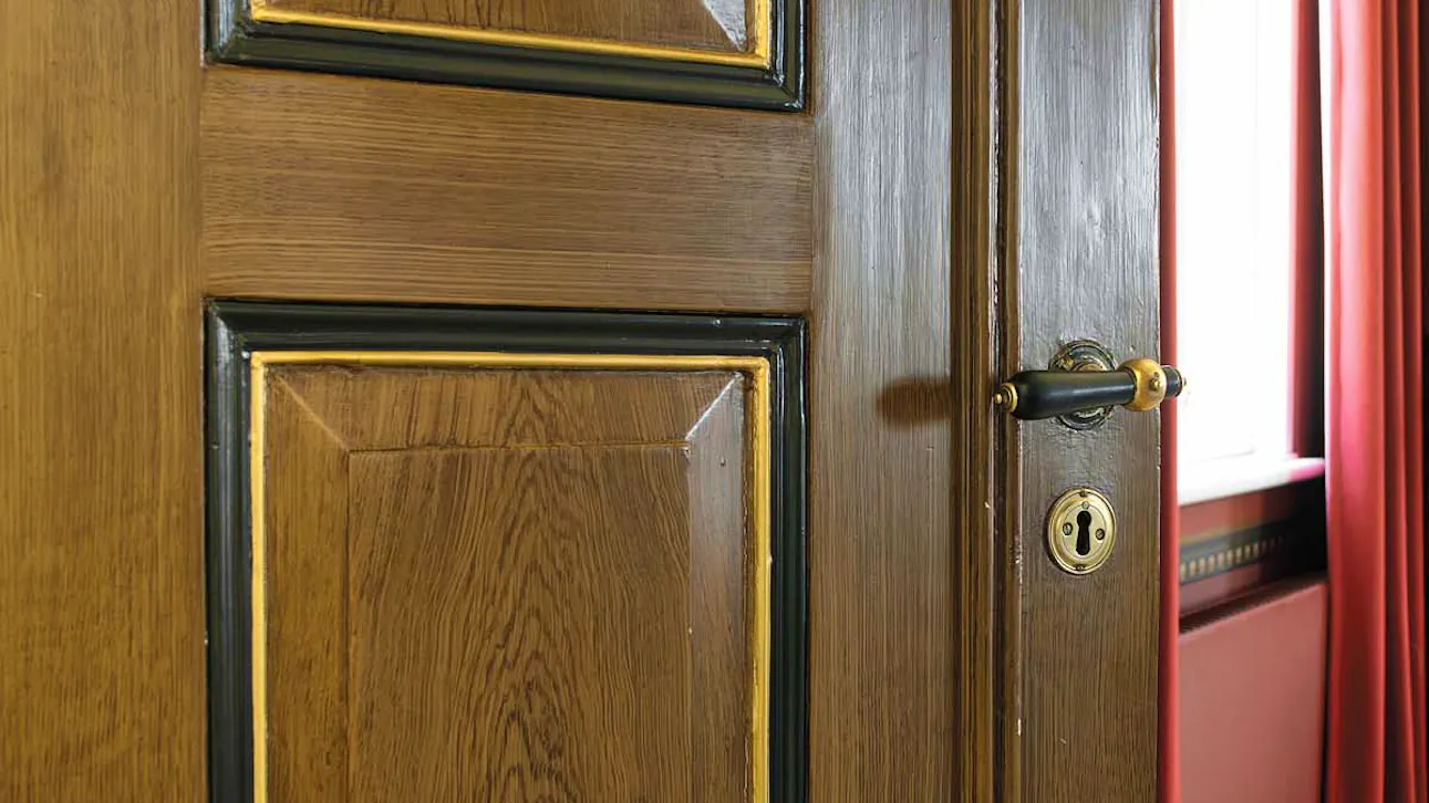 Detalje af ådret dør i Meldahls Rådhus i Fredericia.