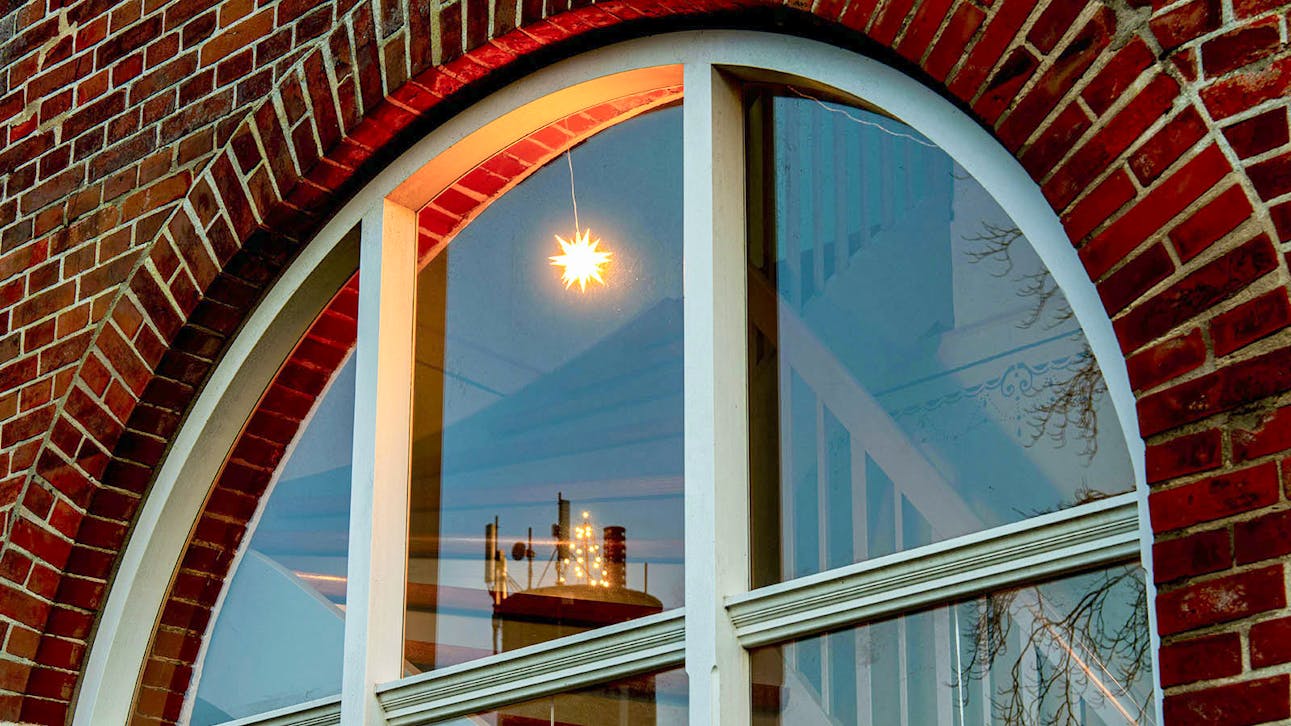 Vinduer med julestjerne på Højergård