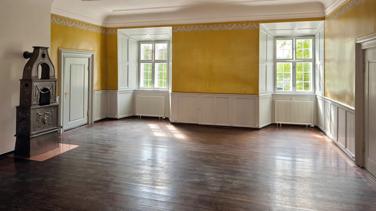 Salen står med sine gule lærreder, som den blev malet omkring år 1800. 