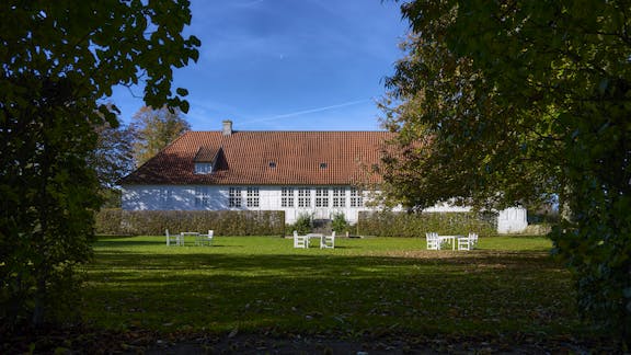 Tersløsegård havefacade gennem træer