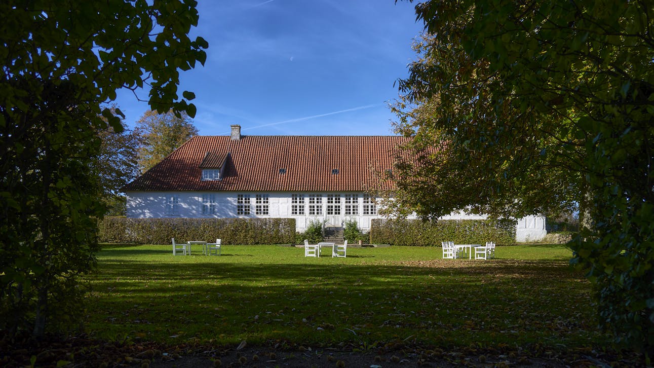 Tersløsegård havefacade gennem træer