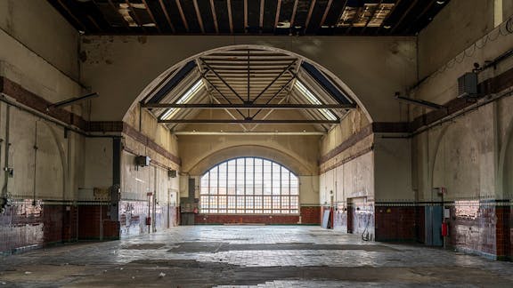 Den oprindelige maskinhal i Rønne Gl. Elværk og Badeanstalt før restaurering – januar 2025.