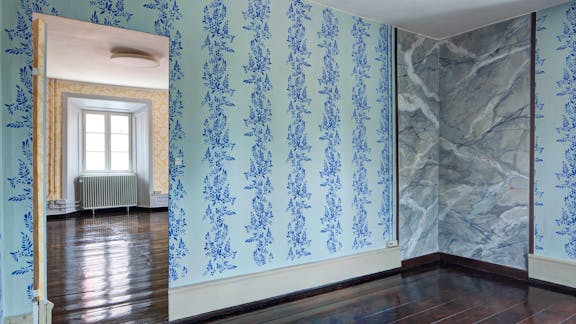 I rum 209 skulle bemalingen illudere tapet - denne illusion er nu genskabt tillige med marmoreringen af ovnnichen.