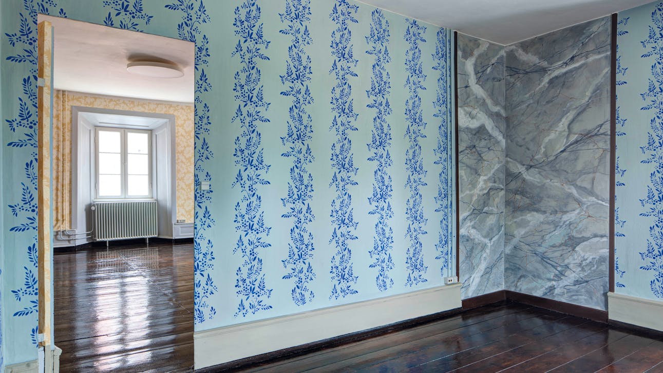 I rum 209 skulle bemalingen illudere tapet - denne illusion er nu genskabt tillige med marmoreringen af ovnnichen.