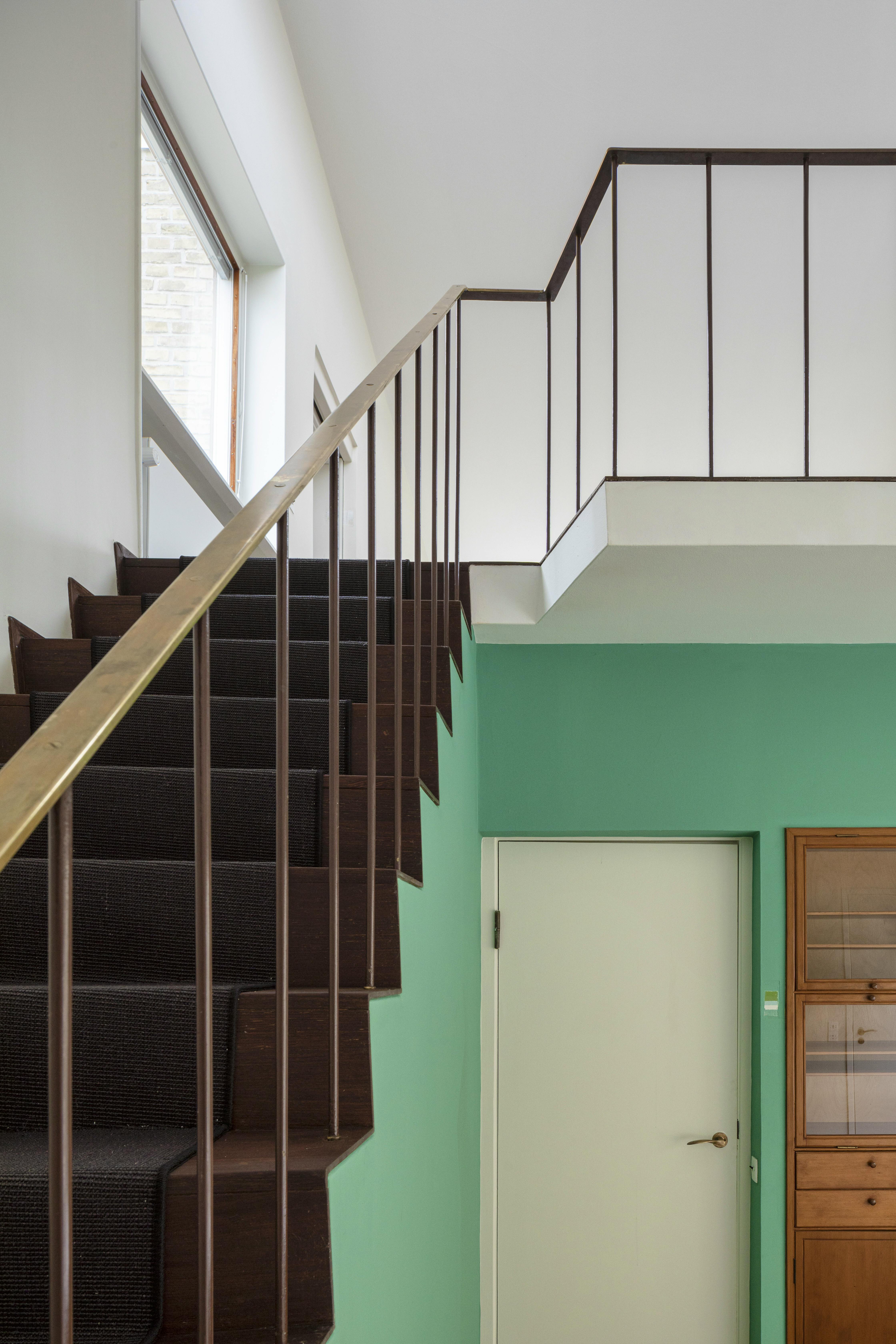 Trappe med kig mod stuen Arne Jacobsens eget hus i Klampenborg