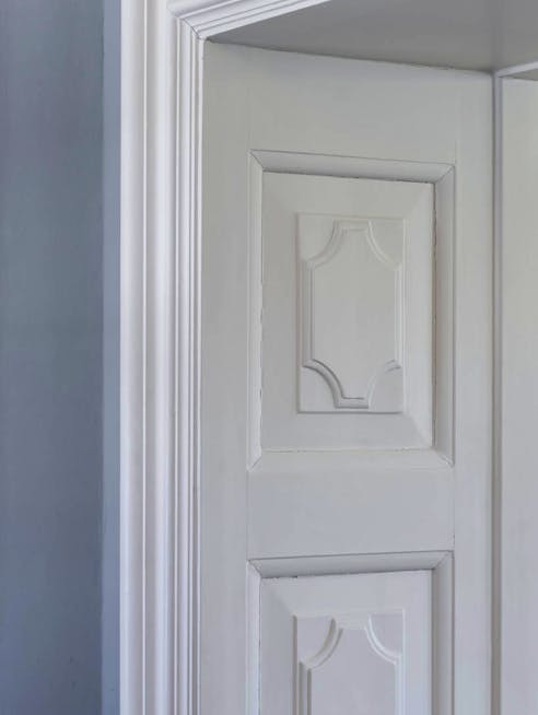 Klassisk hvid fyldningsdør med profilerede paneler i Havnemesterboligen, Skagen.