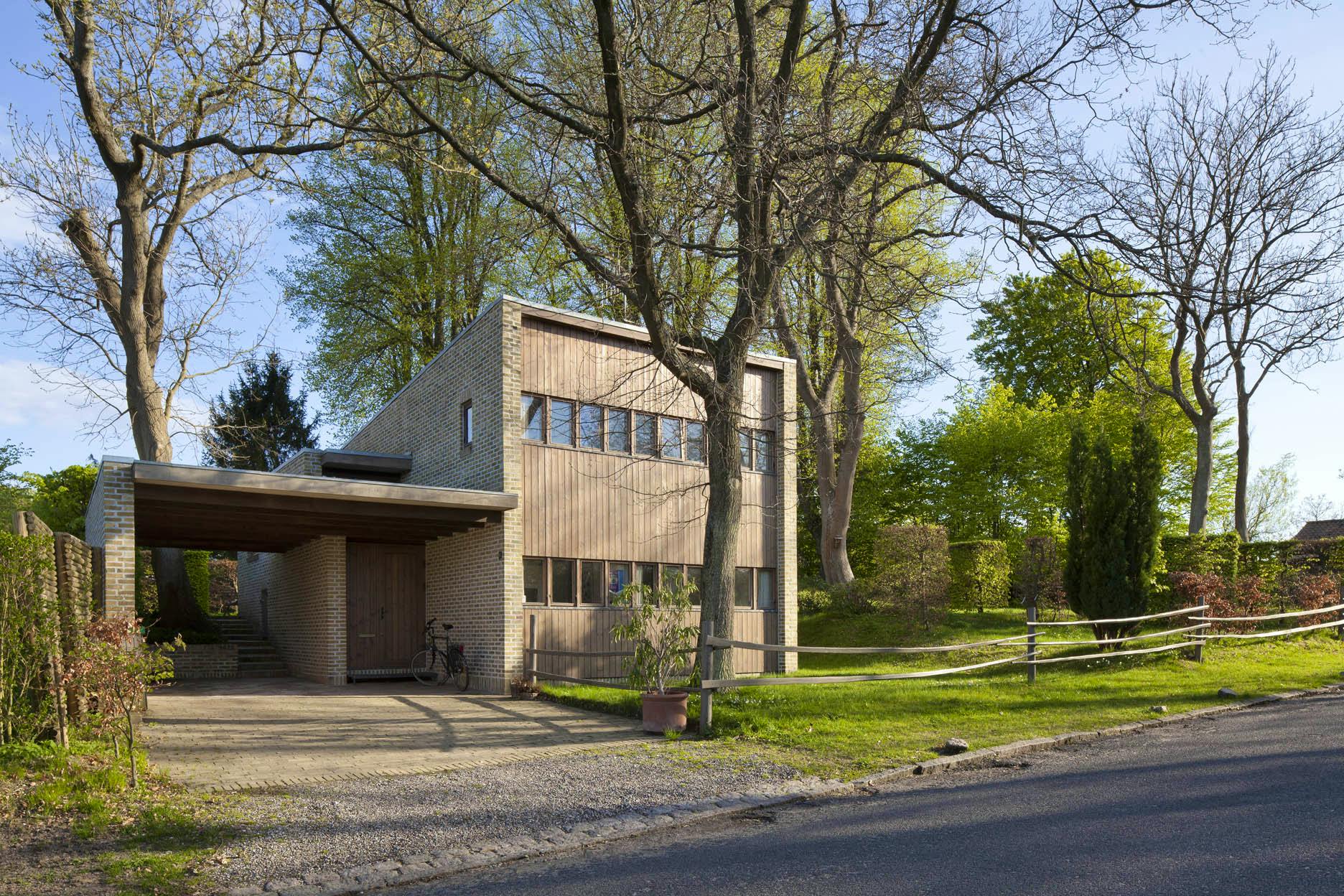 Inger og Johannes Exners eget hus med træbeklædning og lyse mursten. 