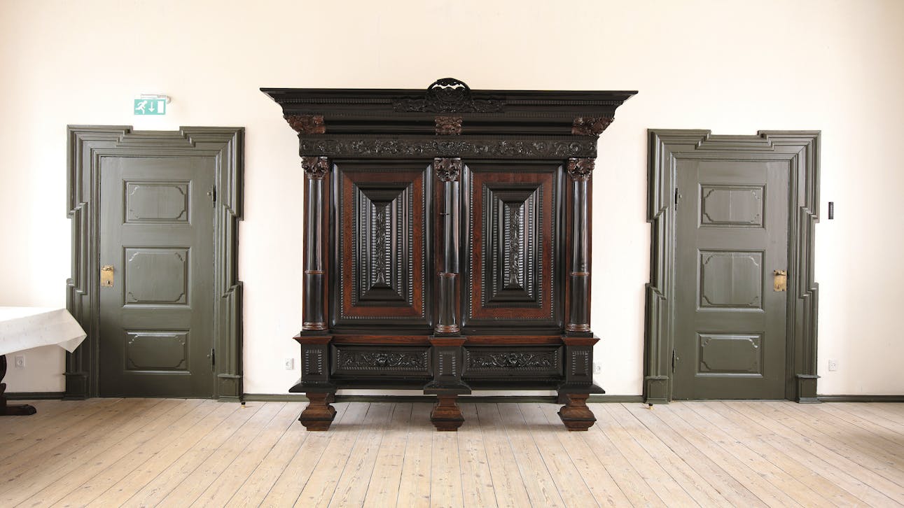 Det store skab i riddersalen er smukt udskåret i eg. Skabet stammer fra Ulfborg Præstegård, men var oprindelig strandingsgods fra midten eller slutningen af 1700-tallet