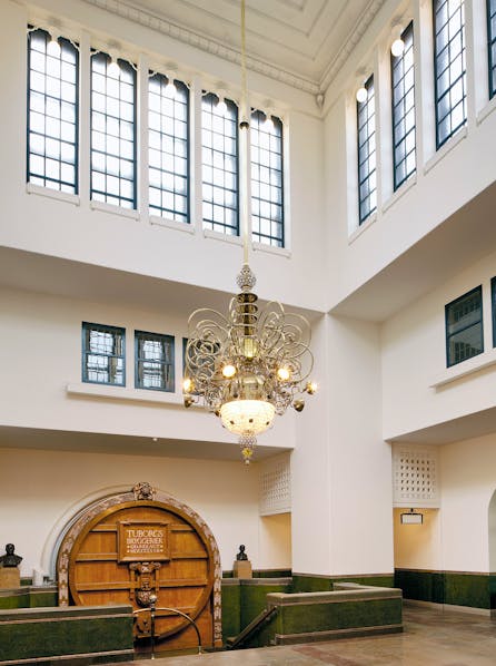 Rosenhusets centrale hall, der prydes af en øltønde på fire meter og en enorm lysekrone.