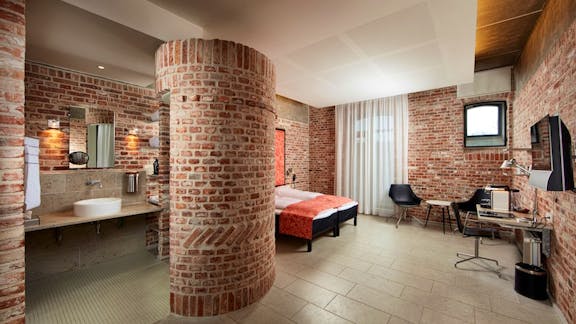 Værelse i den tidligere kostald på Hindsgavl Slot.