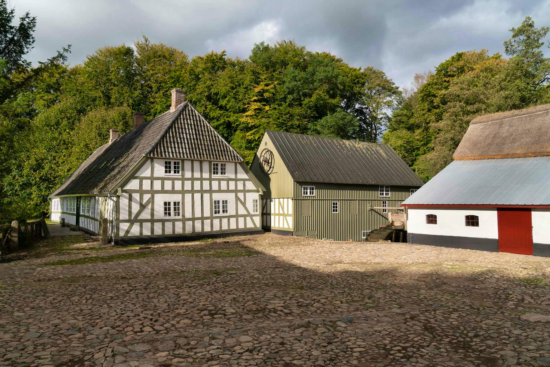 Gårdspladsen ved Gammelby Mølle med stuehus, mølleri og avlsbygning.