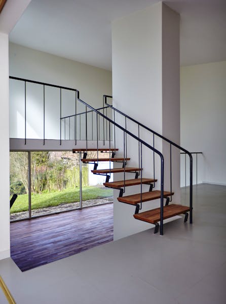 Trappen til husets indskudte etage er udført i en spinkel stålkonstruktion med trin af mahogniparket. Trappen er et af husets blikfang.