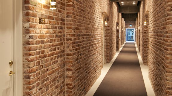 Gang i den tidligere kostald på Hindsgavl Slot.