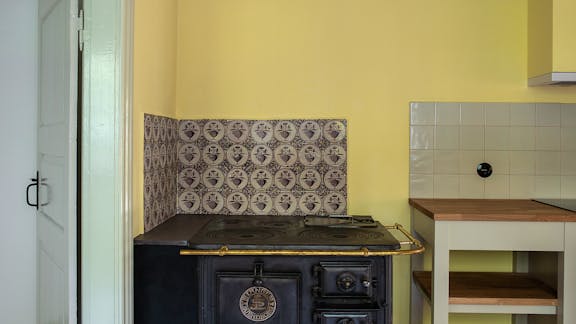 Det gamle støbejernskomfur er bevaret i det restaurerede køkken på Nørre Sødam.