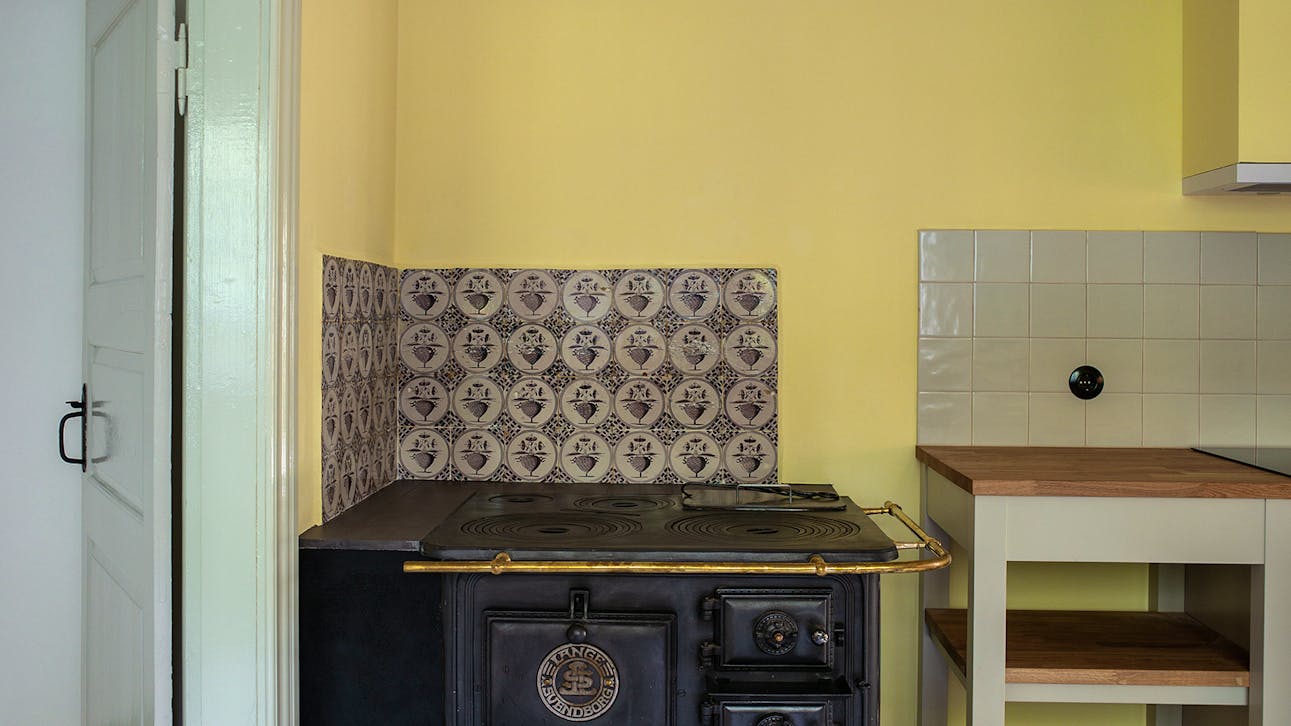 Det gamle støbejernskomfur er bevaret i det restaurerede køkken på Nørre Sødam.