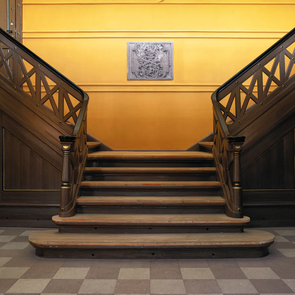 ChatGPT sagde: Rådhusets kejsertrappe med et basrelief af Frederik Vs monogram på væggen over.