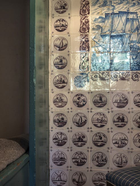 Kakler fra Priors Hus med klassiske motiver af skibe og landskaber.