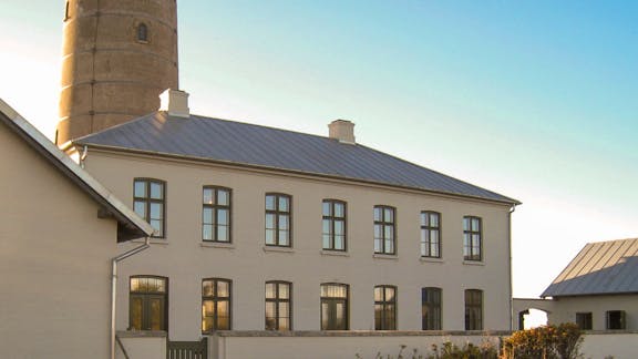 Fyrmesterboligen. I stueetagen var der indrettet lejlighed til fyrmesteren og hans familie. På første sal to lejligheder til assistenterne og deres familier.