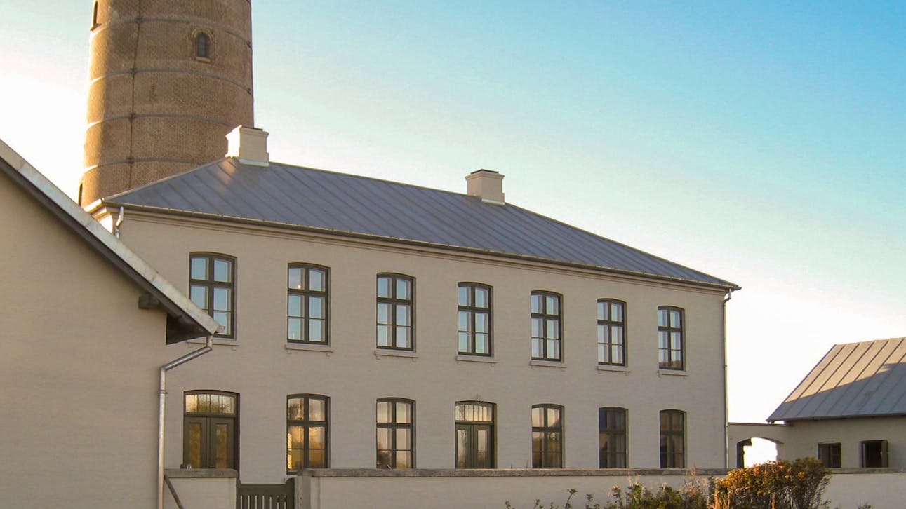 Fyrmesterboligen. I stueetagen var der indrettet lejlighed til fyrmesteren og hans familie. På første sal to lejligheder til assistenterne og deres familier.