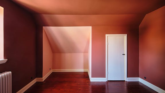 Værelse i Ejnar Ørnsholts eget hus i brune og rødlige farver