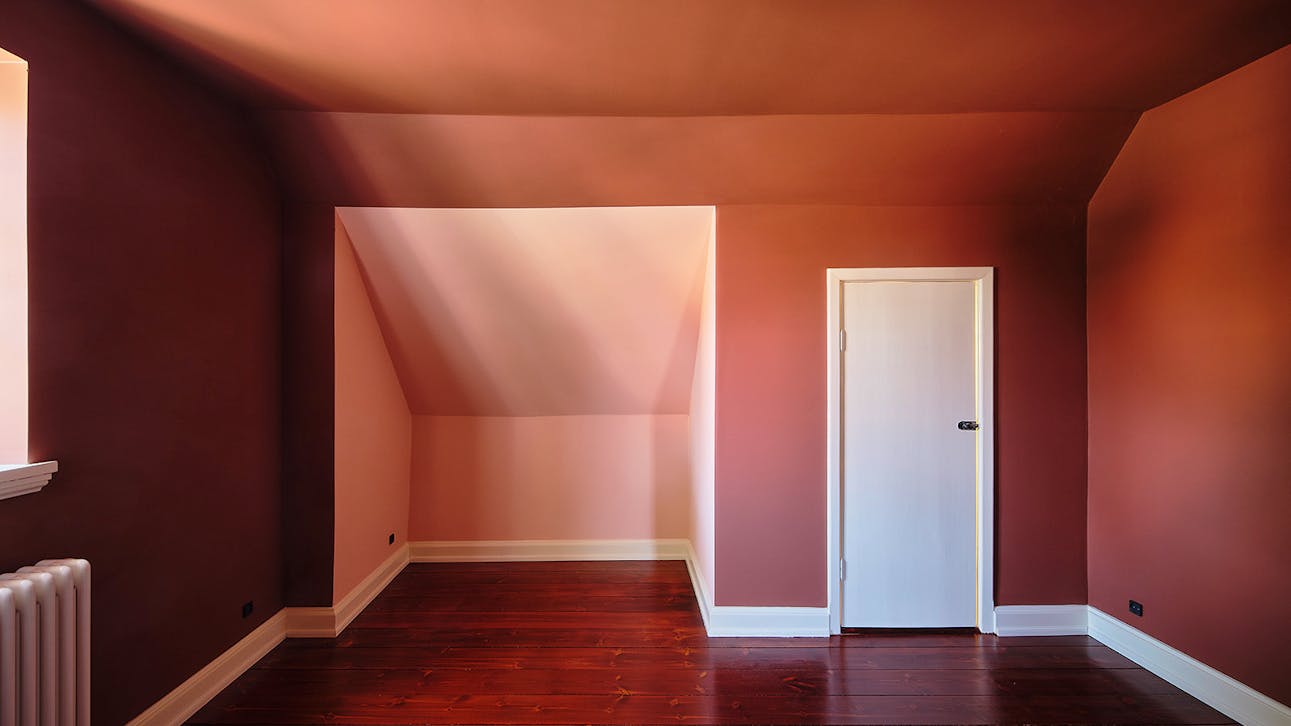 Værelse i Ejnar Ørnsholts eget hus i brune og rødlige farver